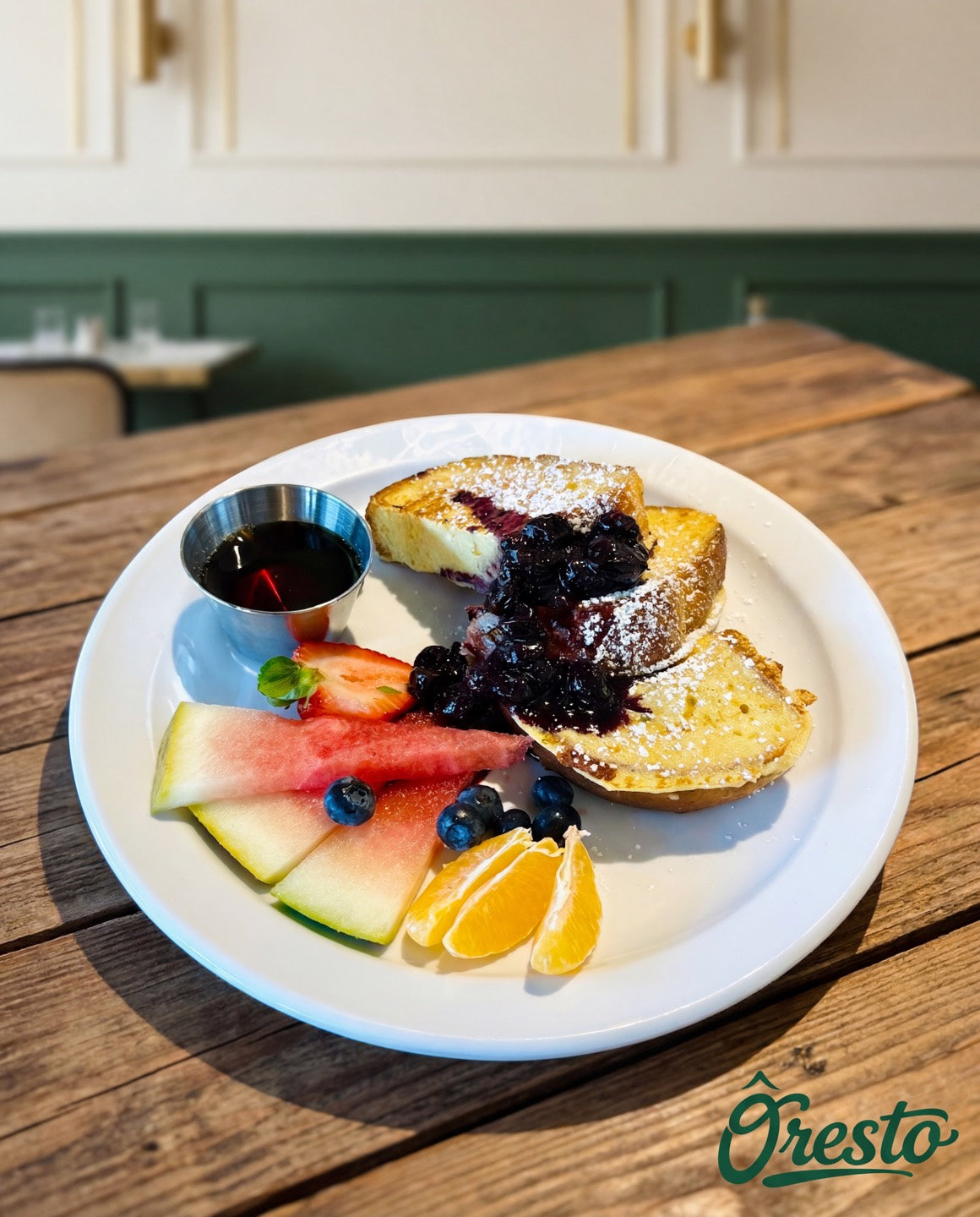 Pain perdu avec compotée de bleuets, fruits frais et sirop