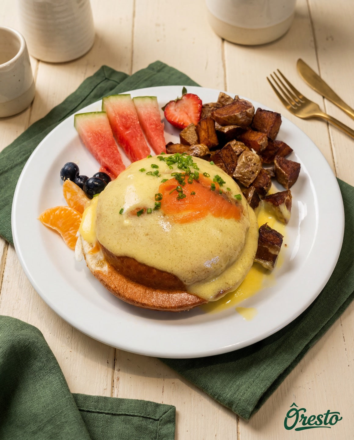 Béné au saumon avec fruits frais et pommes de terre